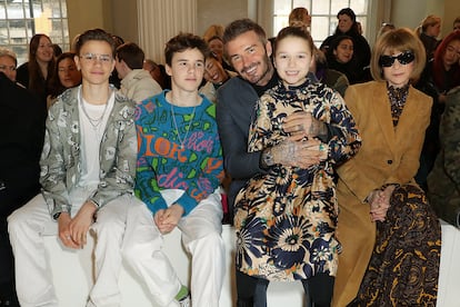 Romeo, Cruz, Harper Beckham y David Beckham (junto a Anna Wintour) en la primera fila del desfile de Victoria Beckham.