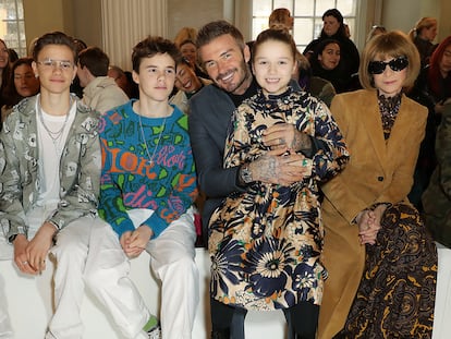 Romeo, Cruz, Harper Beckham y David Beckham (junto a Anna Wintour) en la primera fila del desfile de Victoria Beckham.