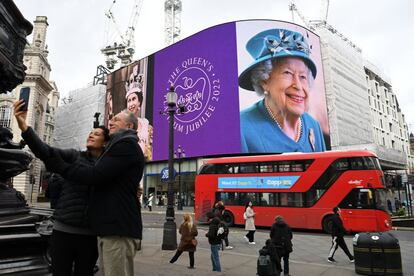 Varias imágenes de Isabel II se han proyectado en distintas zonas de Londres para celebrar sus setenta años de reinado. Es la primera jefa de Estado británica en alcanzar esa cifra.