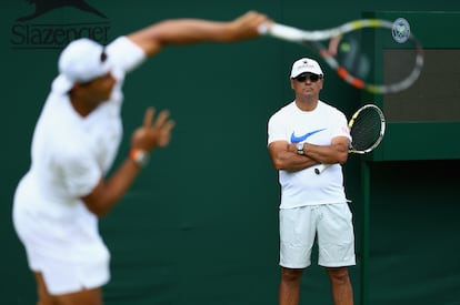 Toni Nadal sigue un entrenamiento de Rafa Nadal, el 27 de junio de 2015 en Londres.