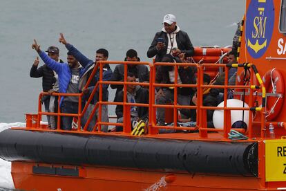 Un buque de Salvamento Marítimo llega a Canarias con 34 personas rescatadas.