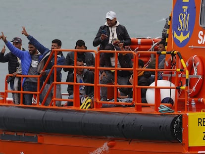 Migrantes rescatados por Salvamento Marítimo el pasado 28 de abril a su llegada a Gran Canaria.