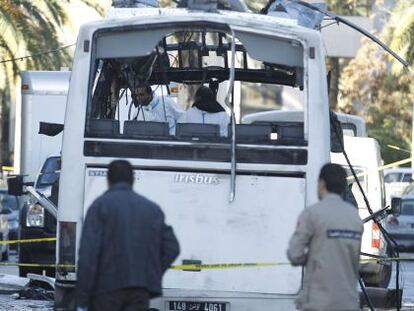 Un equipo de forenses tunecinos en el autobús atacado ayer.