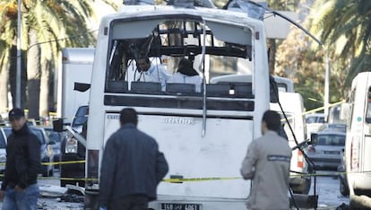 Un equipo de forenses tunecinos en el autobús atacado ayer.