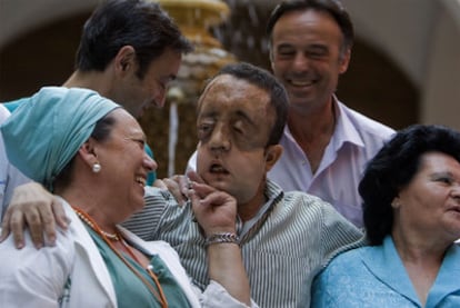 Rafael, ayer con el equipo médico del hospital Virgen del Rocío.