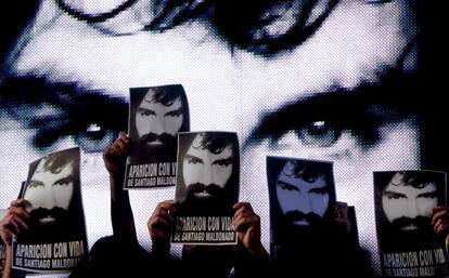 Manifestantes sujetan pancartas del activista desaparecido Santiago Maldonado en la Plaza de Mayo en Buenos Aires, Argentina.