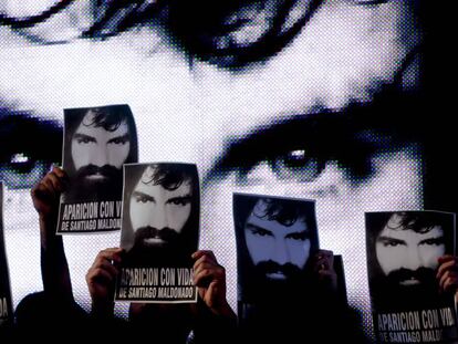 Manifestantes sujetan pancartas del activista desaparecido Santiago Maldonado en la Plaza de Mayo en Buenos Aires, Argentina. 