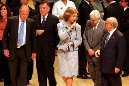 Los Reyes conversan con Pasqual Maragall y el presidente (derecha) y vicepresidente del Consejo del Poder Judicial.