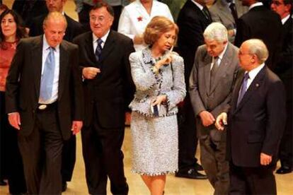 Los Reyes conversan con Pasqual Maragall y el presidente (derecha) y vicepresidente del Consejo del Poder Judicial.