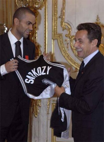 Tony Parker regala una camiseta de la selección francesa al presidente galo, Nicolas Sarkozy