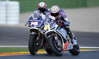 Randy De Puniet choca con Aleix Espargaró durante el entrenamiento de MotoGP.