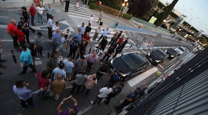 Policías y taxistas discuten en el aeropuerto de Barajas. 