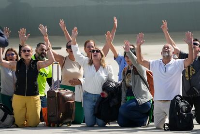 Ciudadanos brasileños repatriados desde Israel, celebran su llegada a Río, este miércoles.