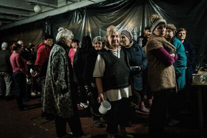 Los desplazados ucranios esperan la distribución de alimentos en un búnker en una fábrica en Severodonetsk, este de Ucrania. Según la ONU, al menos 2.200 civiles han fallecido desde el inicio de la campaña militar rusa en Ucrania el pasado 24 de febrero, que ha causado también múltiples bajas en las filas de ambos ejércitos. Hasta ahora han reconocido 1.351 muertos por parte de Rusia y entre 2.500 y 3.000 por parte de Ucrania.