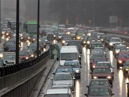 Atascos a la salida de Madrid ayer a mediodía en la carretera de A Coruña (A-6) a su paso por Moncloa.