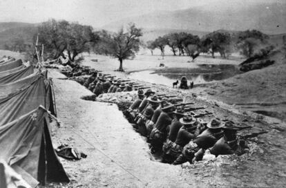 Miembros de la sexta infantería americana, atrincherados en 1916.