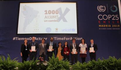 Los embajadores Catalina Silva, Guillermo Passeggi y Maria Esperanza De La Cruz junto a representantes oficiales en la COP25 el pasado 5 de diciembre.