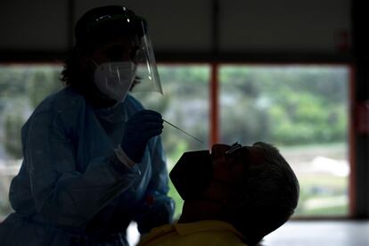 Una trabajadora sanitaria realiza una prueba PCR a un hombre este lunes en Sobradelo (Galicia).