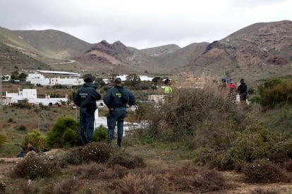 Miembros de la Guardia Civil participan en la búsqueda del menor desaparecido, el 1 de marzo.