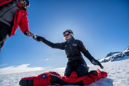 El ingeniero José Jorquera recoge una muestra de hielo obtenida por la glacióloga Veronica Tollenaar.