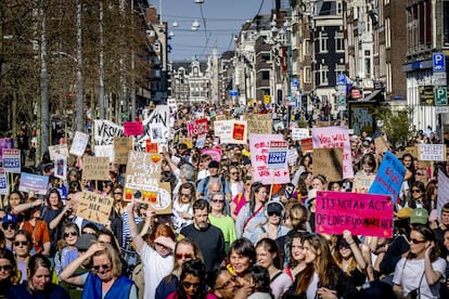 Centenares de personas celebran el Día Internacional de la Mujer por las calles de Ámsterdam (Países Bajos).