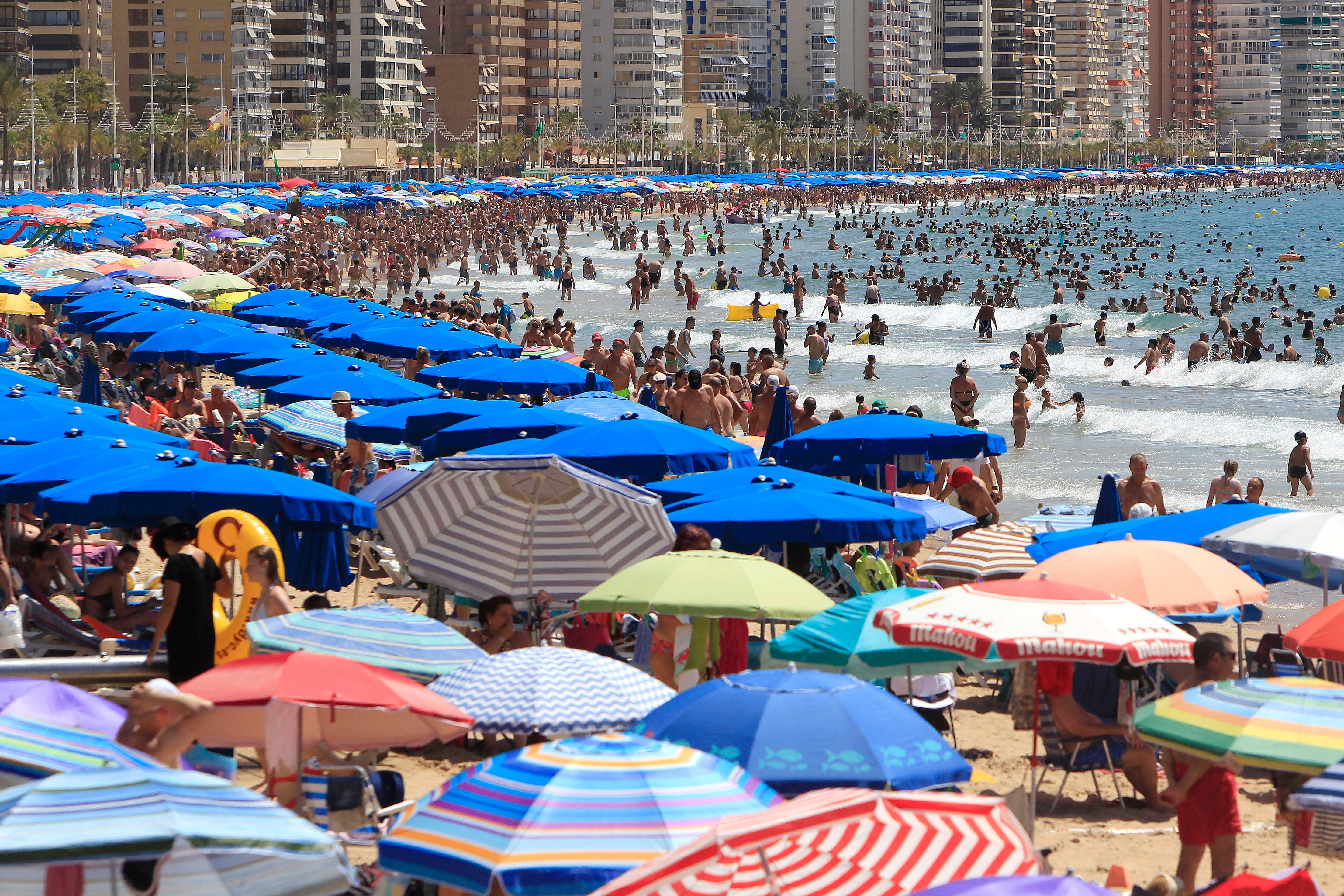 Vista general de la playa de Levante de Benidorm, este verano.