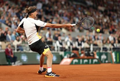 German Alexander Zverev returns the ball with a forehand.