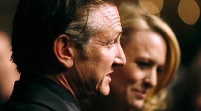 El actor Sean Penn, ganador del Oscar al Mejor Actor y su mujer Robin Wright Penn.