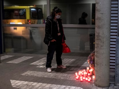 Una mujer mira anoche el altar en recuerdo del enfermero Sergio García, en el acceso a las urgencias del Hospital Príncipe de Asturias de Alcalá de Henares.