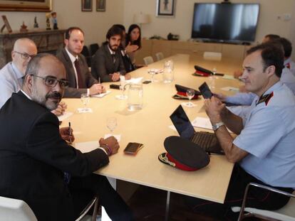 Miquel Buch ampañado por el secretario Brauli Duart (i), el director general de la policia Pere Ferrer (2i) y el comisario jefe Eduard Sallent (d), durante la reunión mantenida este martes. 