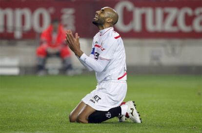 Frédéric Kanouté seeks answers from above during Sevilla's defeat by Espanyol.