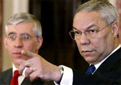 El estadounidense Powell (derecha) y el británico Straw, ayer, durante una rueda de prensa en Washington.