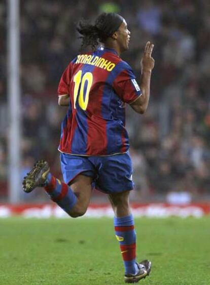 Ronaldinho celebra su segundo gol, el tercero del Barça.