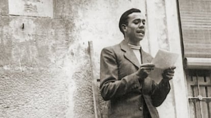 El poeta Miguel Hernández (Orihuela, 1910-Alicante, 1942), el 14 de abril de 1936 subido a una escalera en la plaza de Ramón Sijé en Orihuela (Alicante), recita su  célebre poema 'Elegía', dedicado a quien fuera uno de sus mejores amigos desde la infancia muerto a los 22 años de edad.