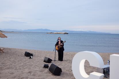 La artista Suu amenizó la velada con un acústico al atardecer. Foto cortesía de Calzedonia. 