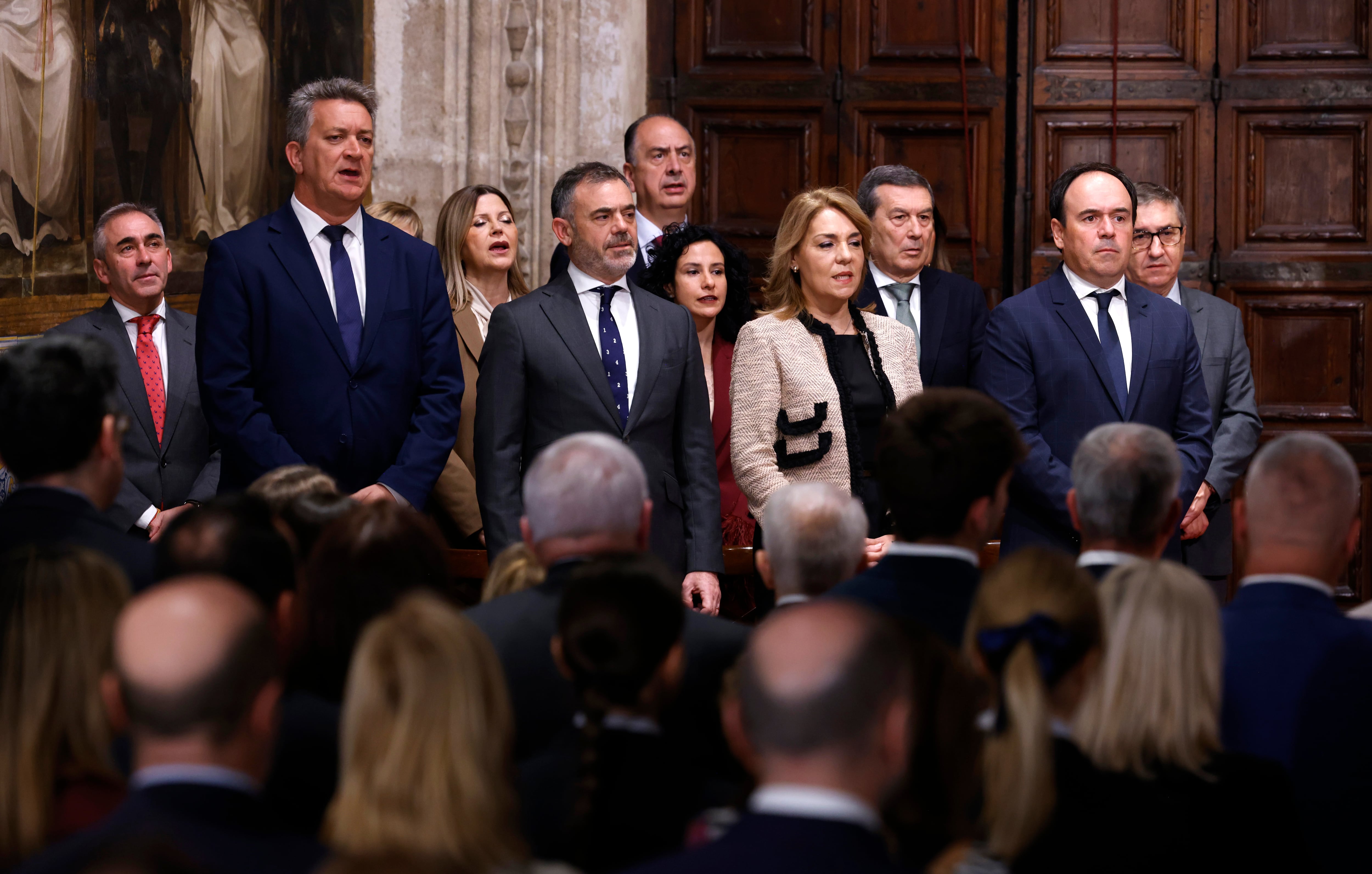El nuevo gobierno valenciano que preside Juanfran Pérez Llorca (d) formado por 11 consejerías, y que mantiene a todos los consejeros de su predecesor, el dimitido Carlos Mazón, excepto a la de Hacienda, Ruth Merino. En la imagen, toma posesión en un acto en el Palau de la Generalitat este jueves en Valencia.