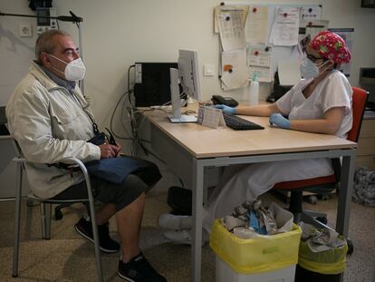Una doctora atiende a un paciente en el CAP Casernes de Barcelona.