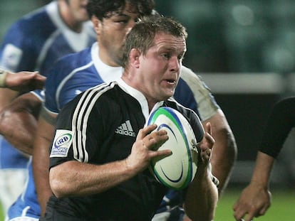 Campbell Johnstone en un partido de los junior de All Blacks en 2006.