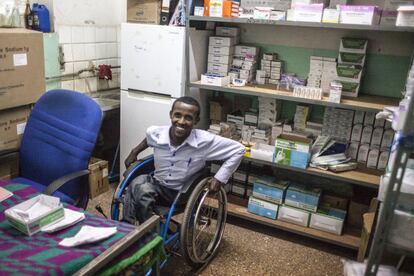 Uno de los muchachos trabaja en la farmacia del hospital después de sus clases en la facultad de Medicina. “Normalmente los niños discapacitados, refugiados y huérfanos del VIH son víctimas de la mayor discriminación”, indica el doctor Sissay. “El Gobierno hace lo que puede, pero la alta natalidad y la alta proporción de adultos que caen víctimas del VIH hace que tanto las familias como los organismos estén al borde de sus fuerzas. Por otro lado, queremos brindar a nuestros chicos de una buena formación para que tengan una oportunidad, y ojalá sea trabajando como médicos o enfermeros en nuestro hospital, ya que actualmente el país tampoco se puede permitir absorber a tanta gente preparada. Nos faltan infraestructuras”, concluye Yefru.