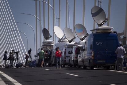 Unidades m&oacute;viles de televisi&oacute;n, sobre el nuevo puente de C&aacute;diz.