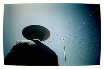 Un jinete con sombrero de ala ancha, bajo el alumbrado, formado por miles de bombillas.