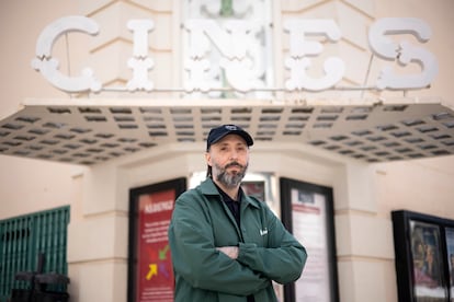 El escritor y guionista Sergio Sarria, autor del libro 'Cuando nadie nos ve', el pasado 9 de abril en Málaga.