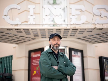 El escritor y guionista Sergio Sarria, autor del libro 'Cuando nadie nos ve', el pasado 9 de abril en Málaga.