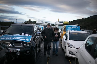 Cotxes de manifestants bloquegen la carretera a la Jonquera, on la Gendarmeria francesa ha optat per no fer càrregues aquest dilluns.