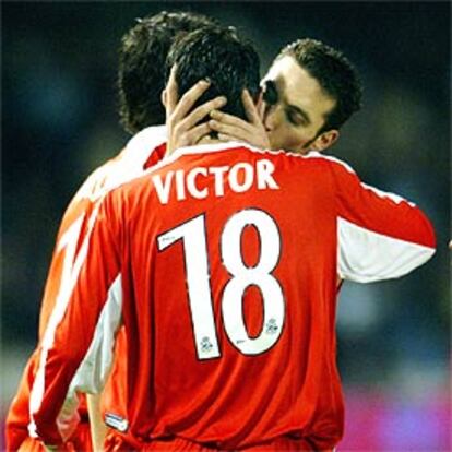 Víctor Sánchez, del Deportivo, celebra uno de sus tres goles ante el Celta.