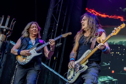 Guitarist Dave Murray and Steve Harris, last night in the Metropolitan.