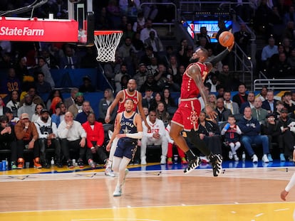 LeBron james, de la Conferencia Oeste, se dispone a hacer un mate en un lance del partido de las estrellas de la NBA.