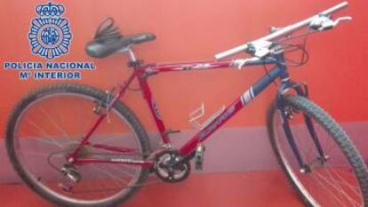 Bicicleta roja que el ladrón usaba para huir tras cometer el delito.