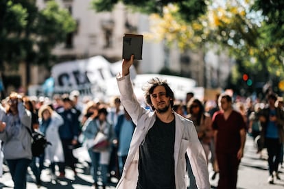 Manifestantes participan en una movilización del sector educativo contra el gobierno del presidente Javier Milei en Buenos Aires.