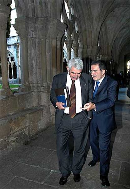 Pasqual Maragall, en Poblet, con Romano Prodi.